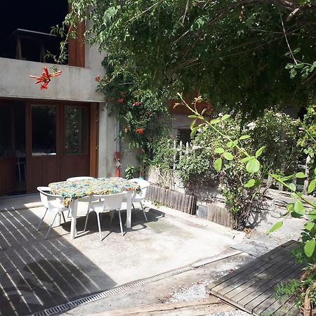Le Pouvoir Des Fleurs, De 2 A 4 Personnes Crots Exterior photo